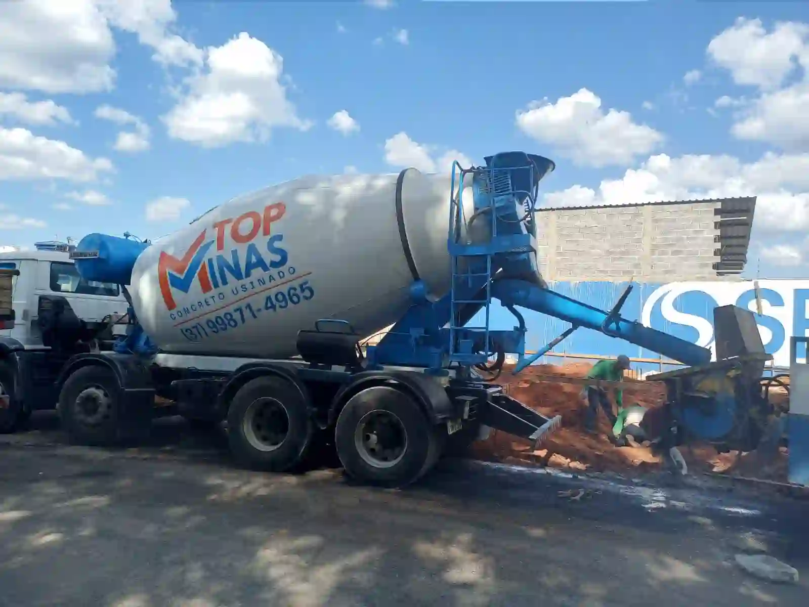 Caminhão betoneira carregado de concreto usinado descarregando em obra em Minas Gerais