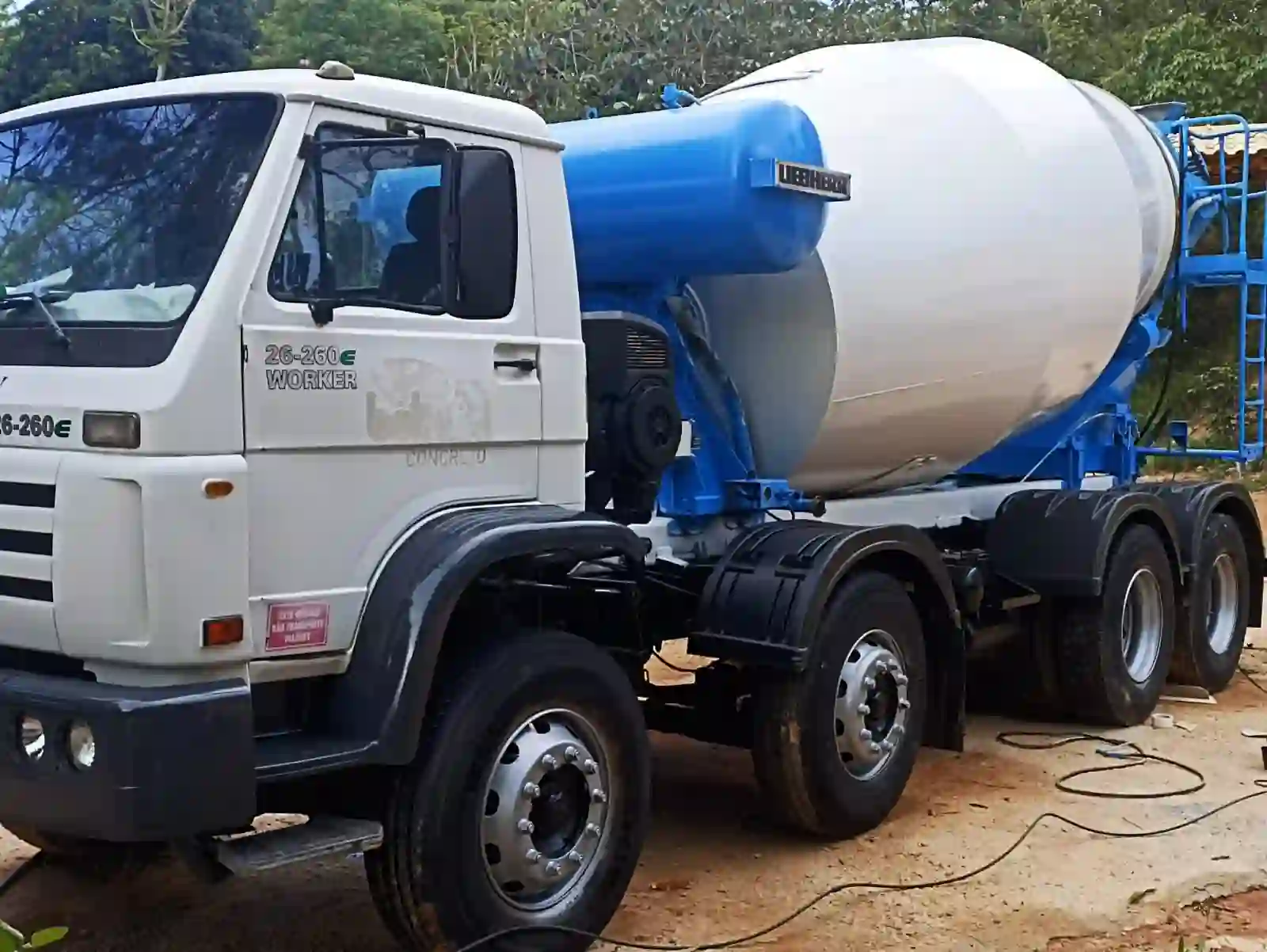 Caminhão betoneira com tambor de concreto estacionado em Minas Gerais
