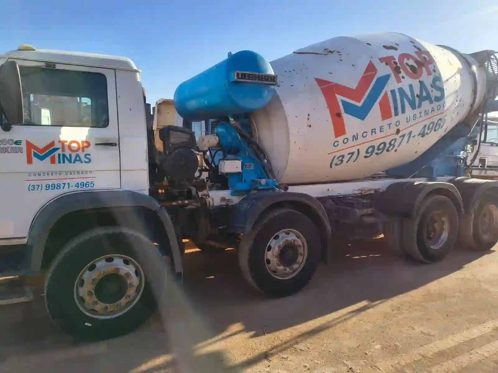 Caminhão betoneira da frota pronto para atender obra em Minas Gerais