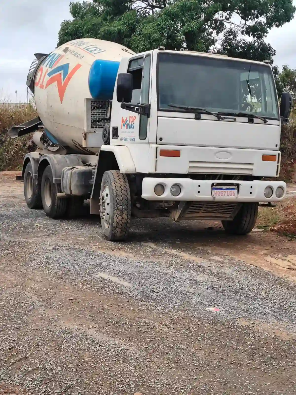 Caminhão betoneira visto de frente em estrada de obra em Minas Gerais