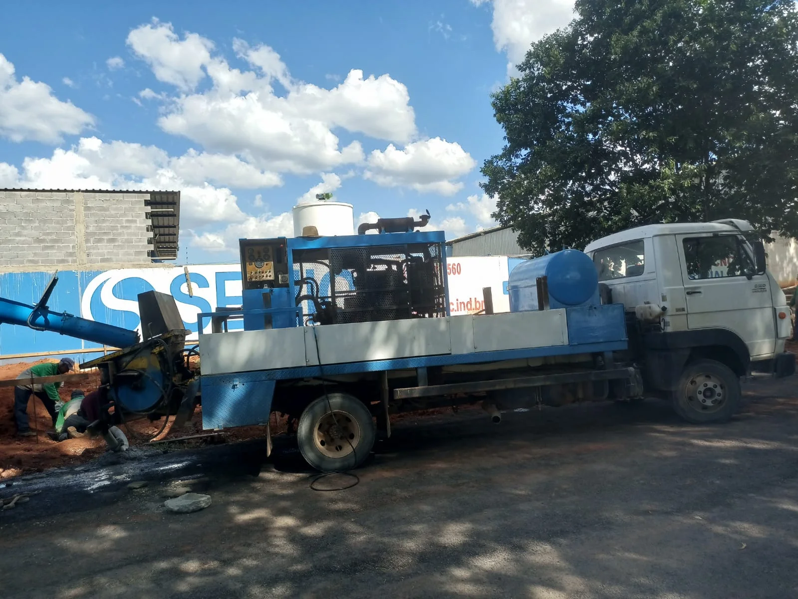 Bomba estacionária de concreto sobre caminhão bombeando concreto usinado em obra em Minas Gerais