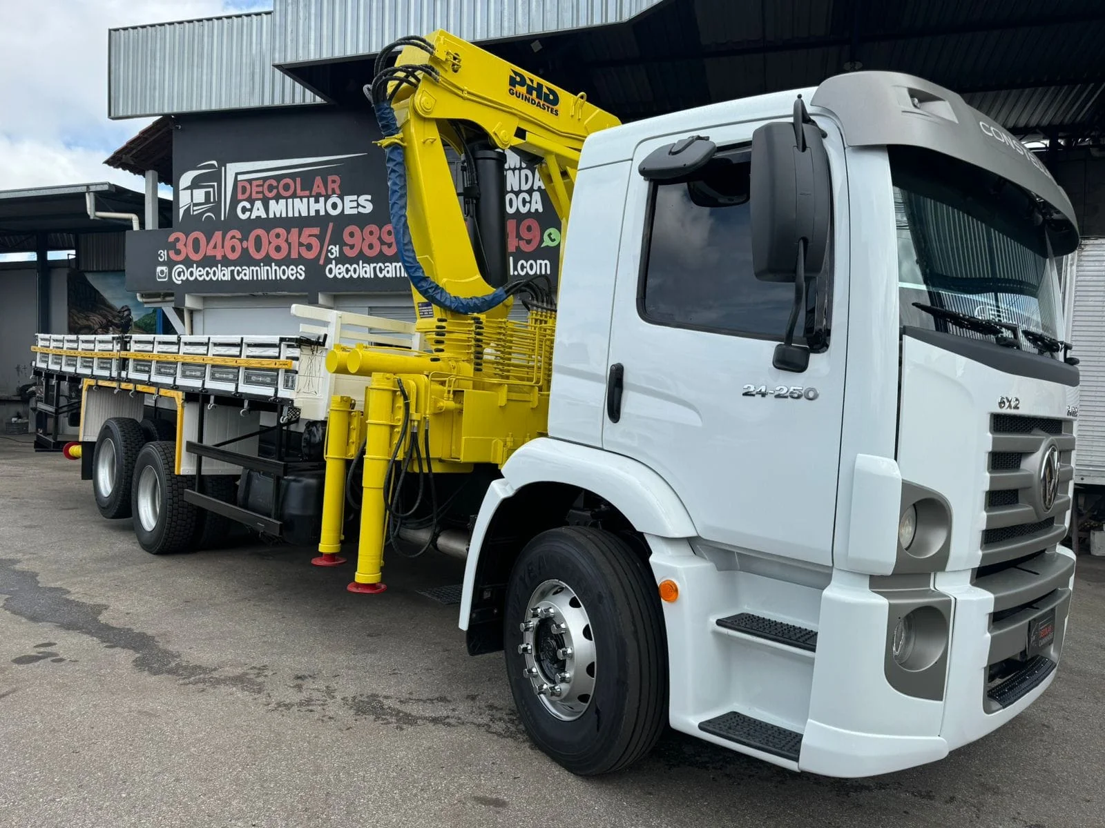 Caminhão munck com guindaste articulado de 10 toneladas da Minas Forte em Minas Gerais