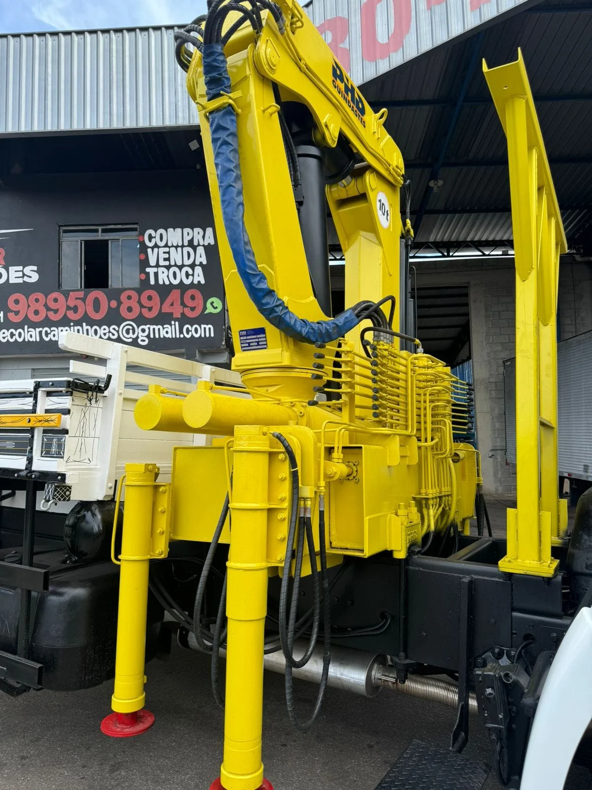 Detalhe do guindaste articulado de 10 toneladas do caminhão munck em Minas Gerais