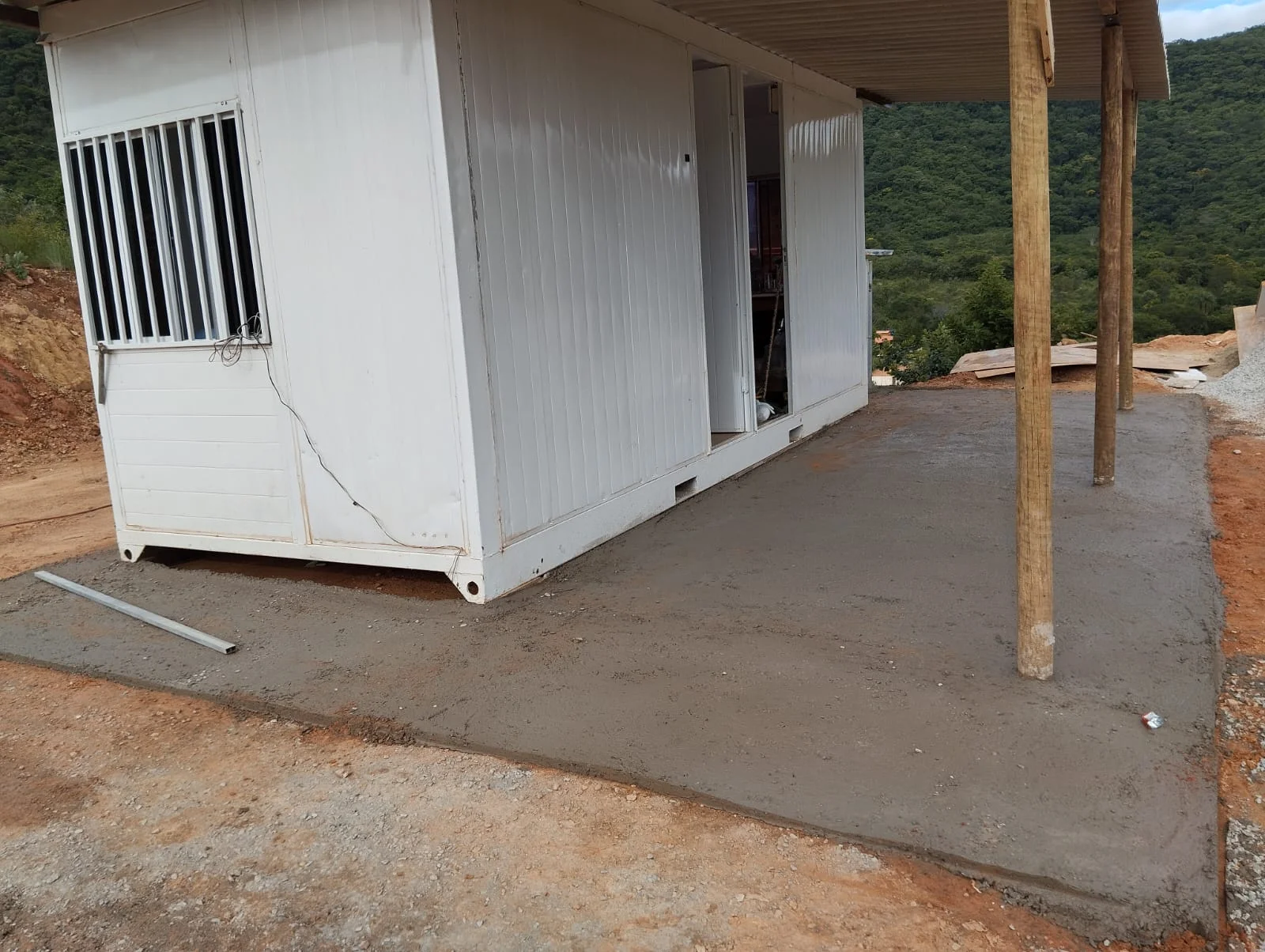 Container de obra instalado no canteiro em Minas Gerais