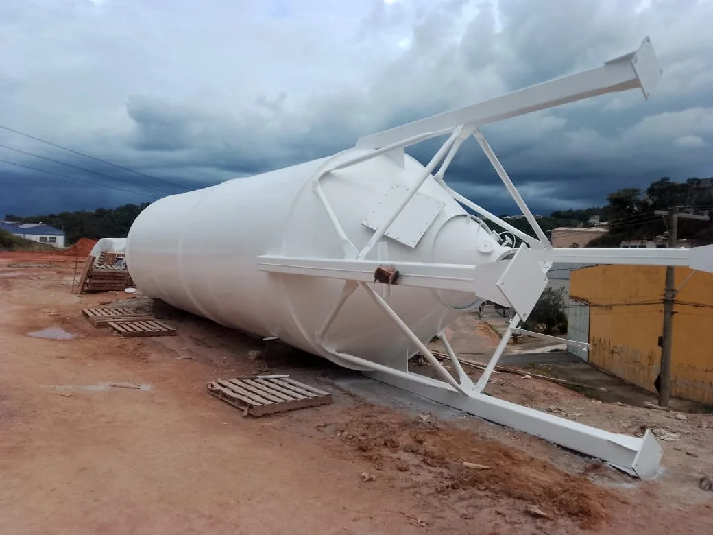 Usina dosadora de concreto com silo de cimento montada no canteiro de obra em Minas Gerais